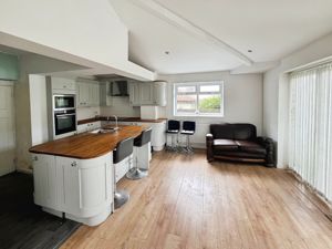 Kitchen diner- click for photo gallery